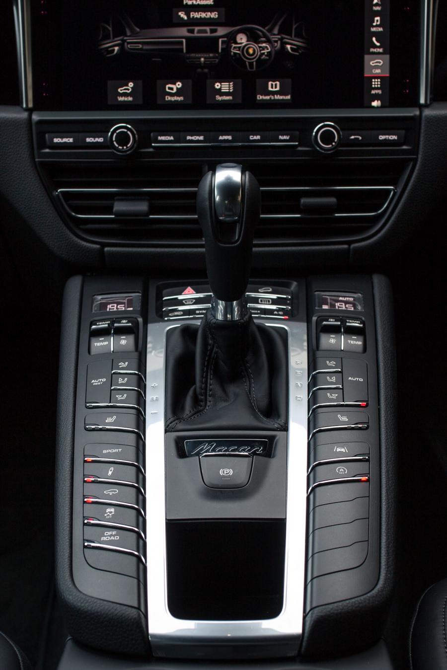 Детали интерьера Porsche Macan (95B) 2019 года  (UK) (фото 36 из 38)